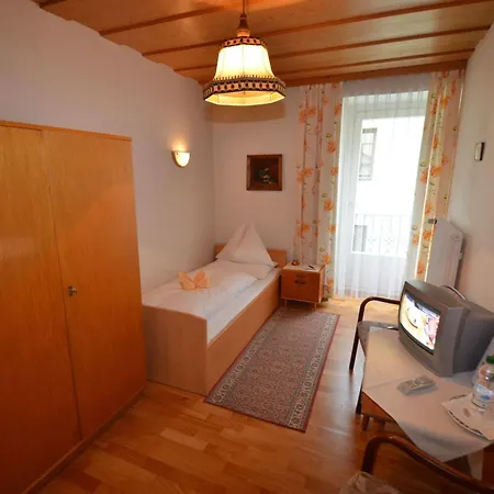 לינה וארוחת בוקר Gaestehaus Im Pfarrhof