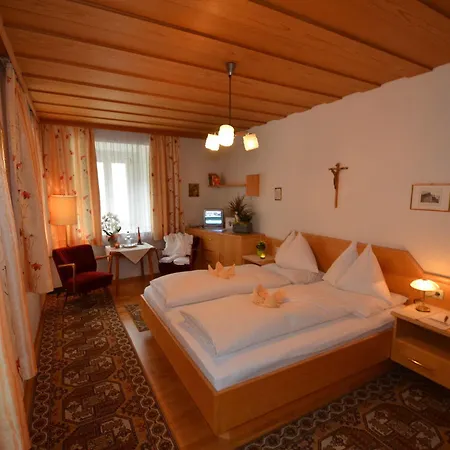Gaestehaus Im Pfarrhof לינה וארוחת בוקר