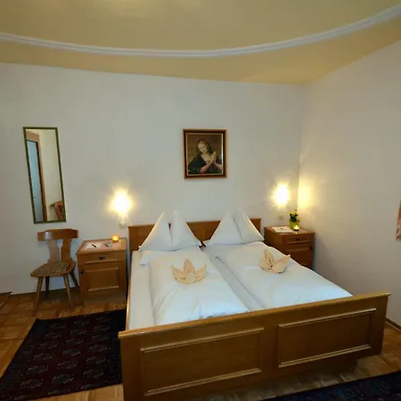 לינה וארוחת בוקר Gaestehaus Im Pfarrhof