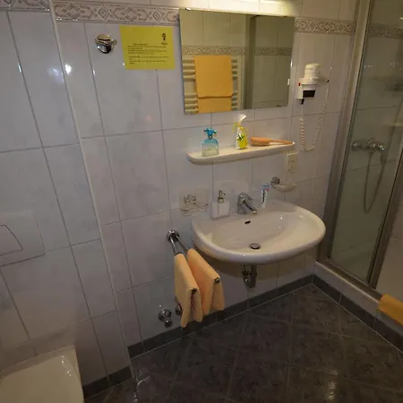לינה וארוחת בוקר Gaestehaus Im Pfarrhof 2*
