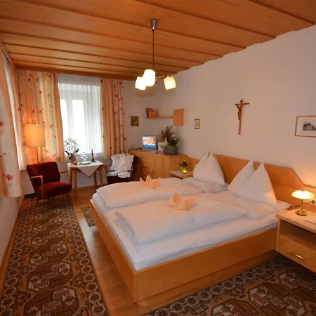 Gaestehaus Im Pfarrhof לינה וארוחת בוקר 2*