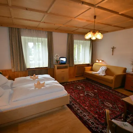 Gaestehaus Im Pfarrhof לינה וארוחת בוקר באד הופגסטין